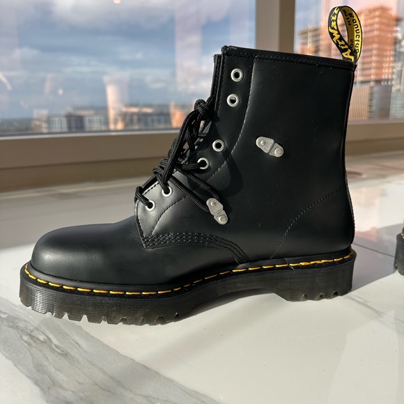 NWOT Dr Martens 1460 BEX STUD LEATHER LACE UP BOOTS - Picture 4 of 8